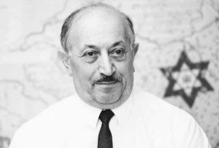 📅 Dnes před 117 lety se narodil muž, který se stal postrachem nacistických zločinců ukrývajících se po celém světě! 🔥...